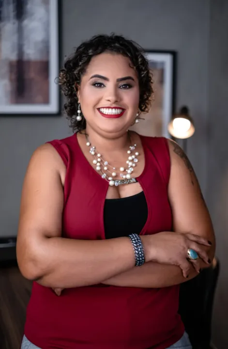 Dra. Marceli Silva sorrindo, advogada previdenciarista em Vitória/ES